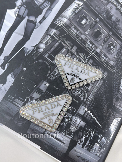 Логотип металлический Прад. белый в стразах серебро