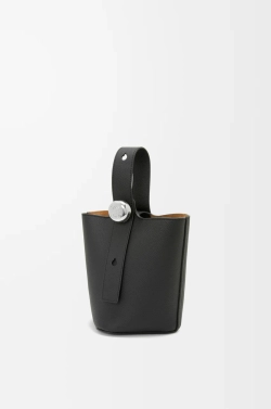 Loewe Мини-сумка-ведро Pebble из мягкой зернистой телячьей кожи, черный