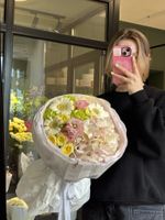 Букет из гортензии, кустовых роз, минигерберы и лизиантуса