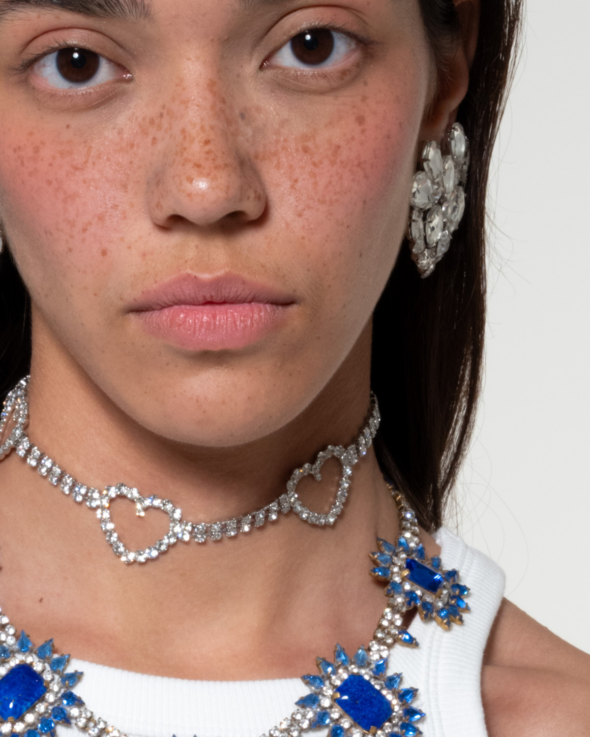 Колье полоса цирконов, 3 сердца в камнях