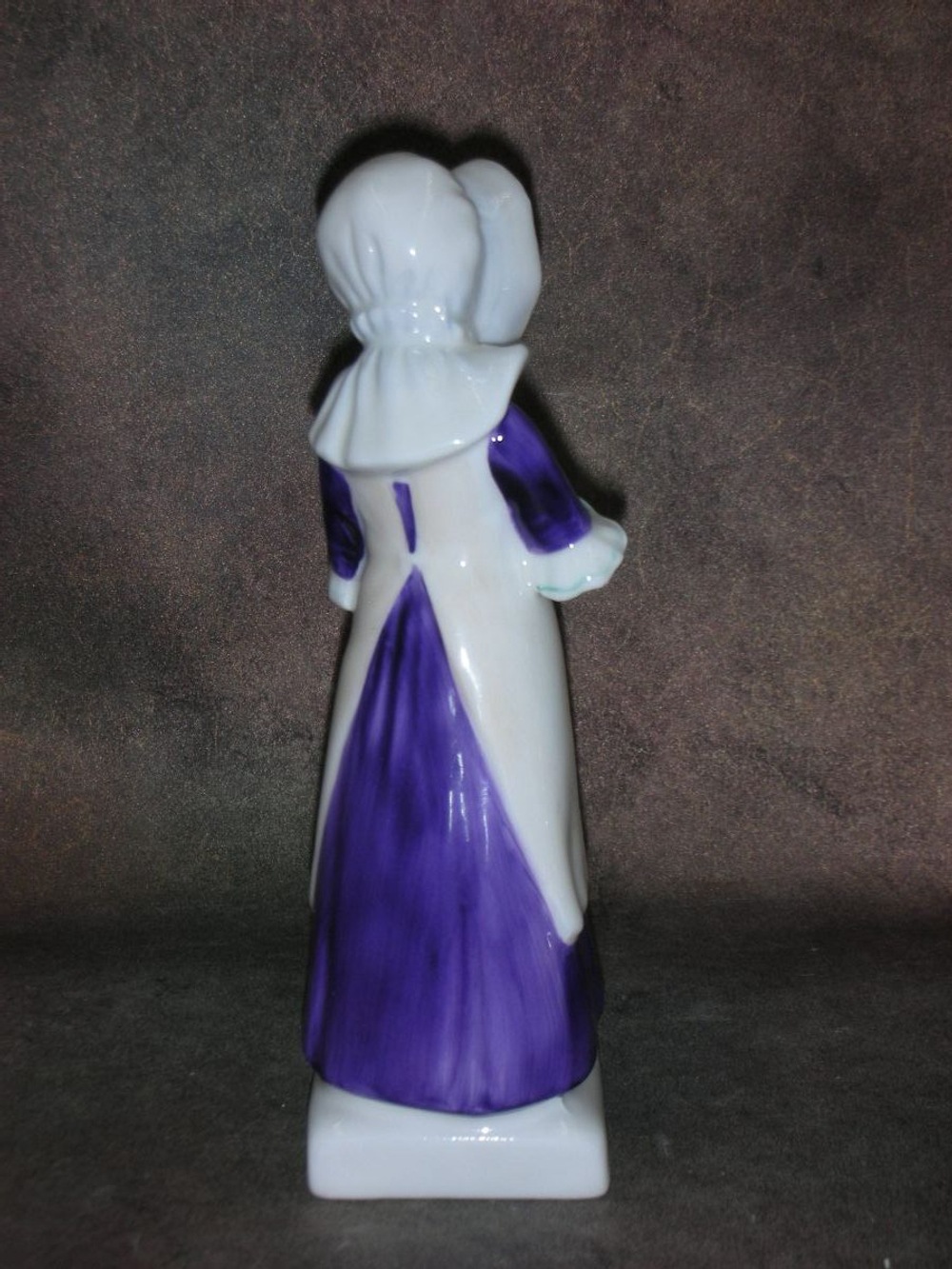 Статуэтка. Фарфор. Дама Анна. Royal Doulton. Англия