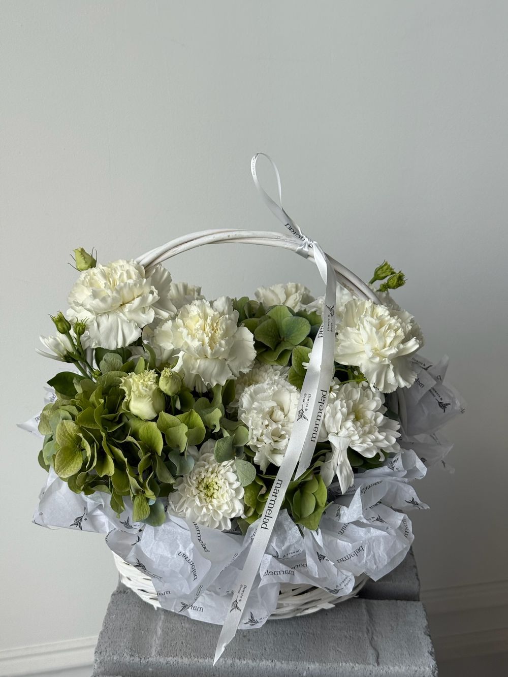 Корзнина из гортензии, диантусов, лизиантуса и ромашки