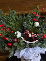 Композиция из хвои с новогодней игрушкой