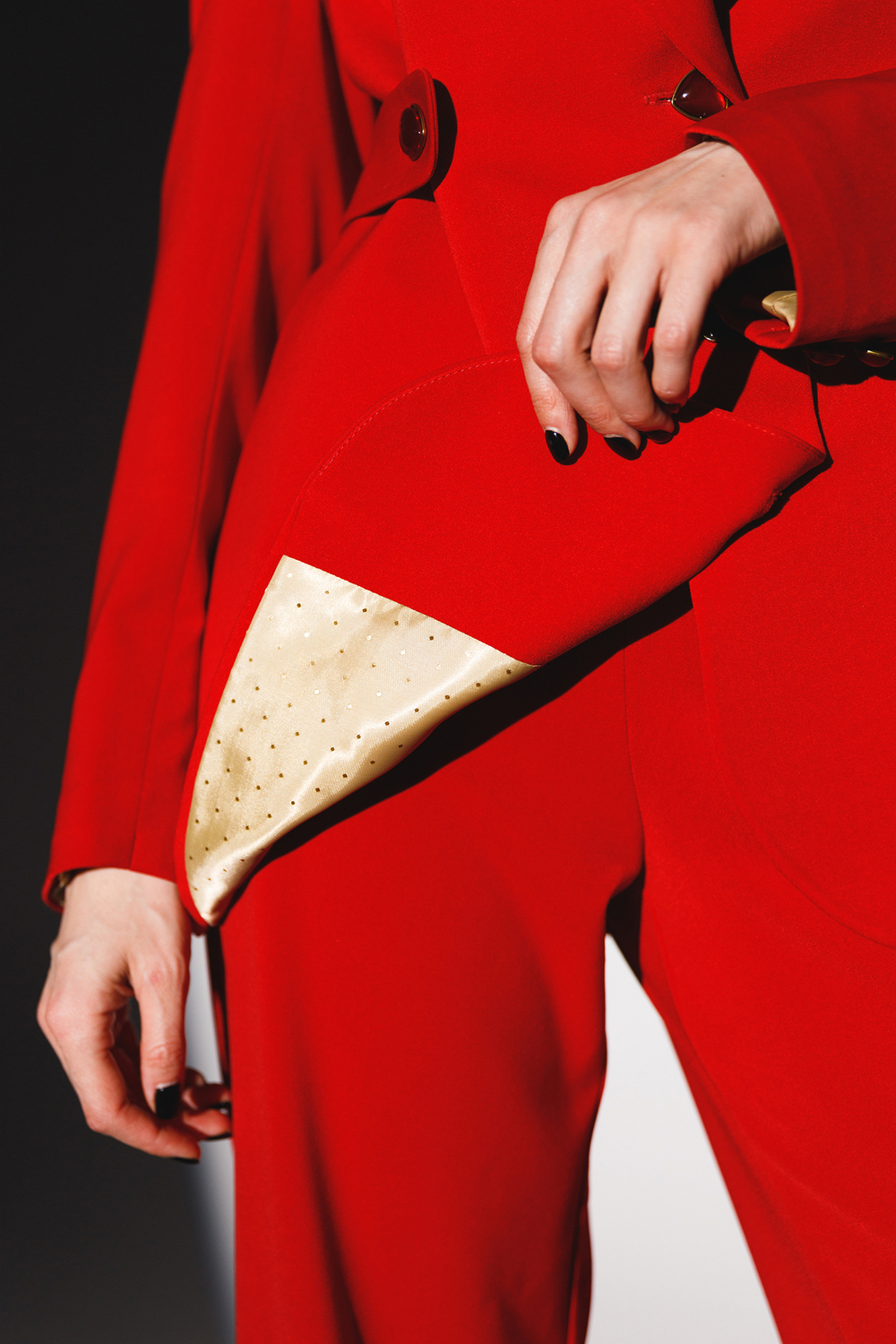 Пиджак с оригинальными пуговицами прямого кроя  в красном оттенке