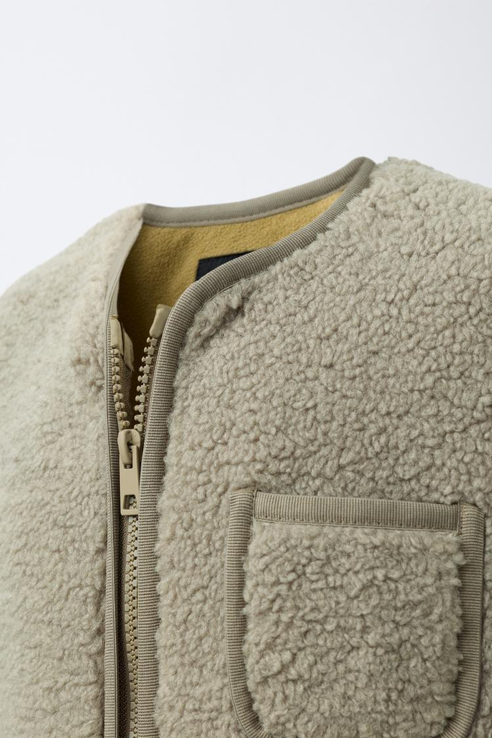 ZARA ЖИЛЕТ ИЗ ИСКУССТВЕННОЙ ОВЧИНЫ SNOOPY PEANUTS™, СВЕТЛО-БЕЖЕВЫЙ