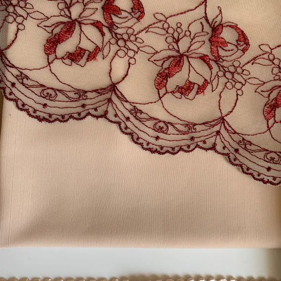 Вышивка на сетке песочная/т.красная (правая) 18 см