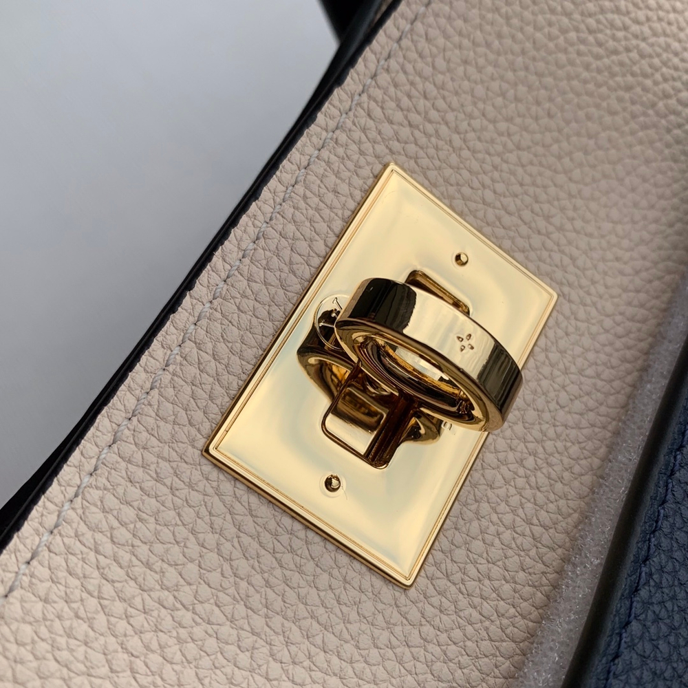 Louis Vuitton On My Side MM