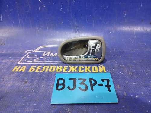 Ручка двери передней правой салонная MAZDA FAMILIA 2001