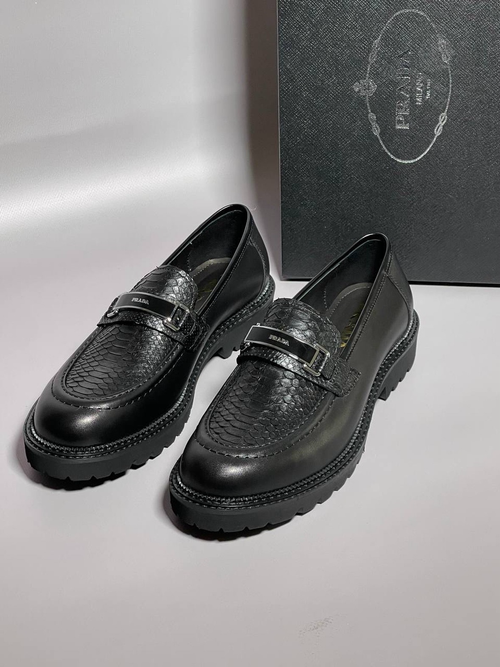 Лоферы Prada из кожи питона