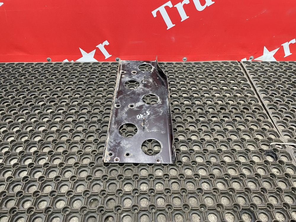 Кронштейн инструментального ящика правого