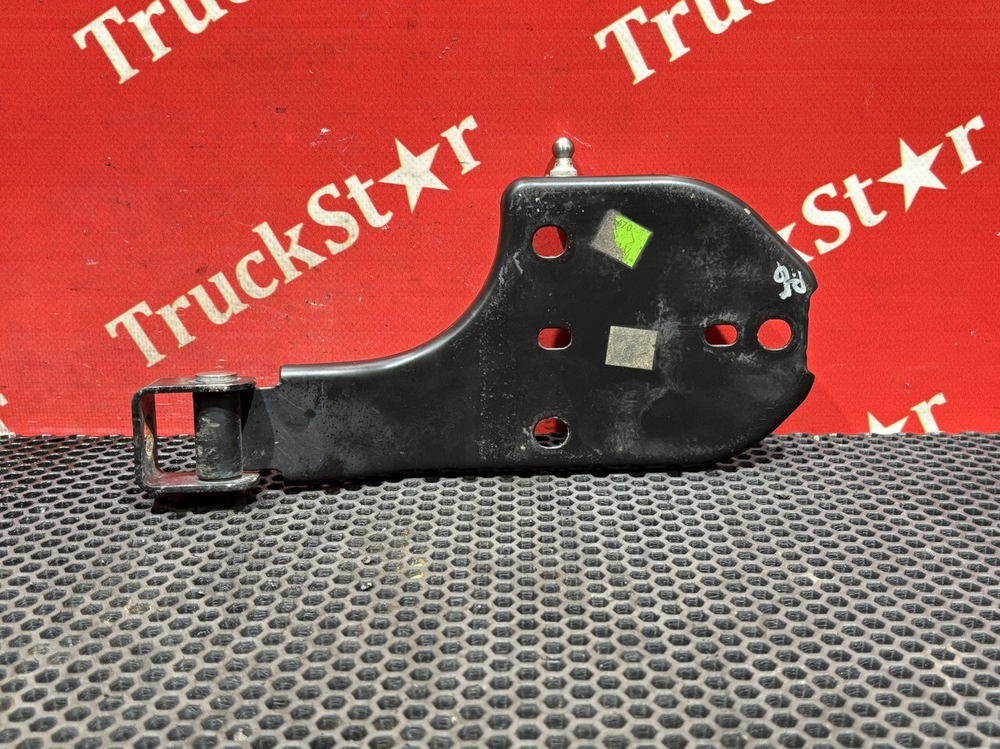 Кронштейн петли капота правый