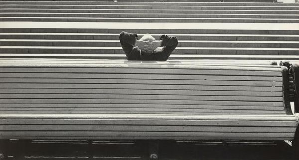 Благоустройство как инструмент контроля: как лавочки и арт-объекты формируют пассивного горожанина