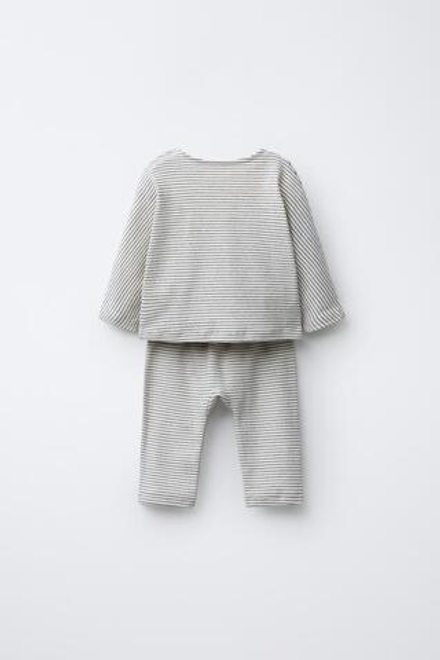 ZARA КОМПЛЕКТ ИЗ ФУТБОЛКИ И БРЮК В ПОЛОСКУ, ЭКРЮ/ЧЕРНЫЙ