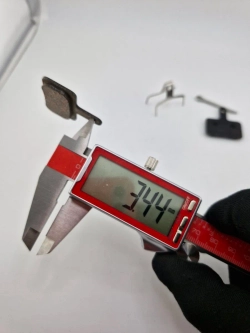 - Тормозные колодки дисковые для велосипеда и самоката