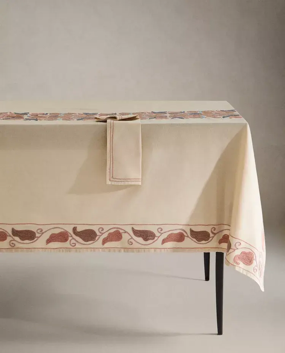 ZARA HOME ХЛОПКОВАЯ СКАТЕРТЬ С ВЫШИВКОЙ, РОЗОВЫЙ