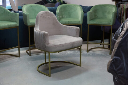 Полукресло на металлическом основании