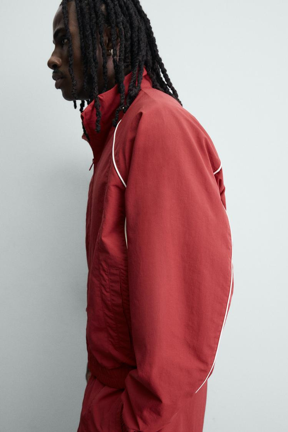 ZARA КУРТКА ИЗ ВЫСОКОТЕХНОЛОГИЧНОЙ ТКАНИ С КОНТРАСТНЫМИ ДЕТАЛЯМИ, КРАСНЫЙ