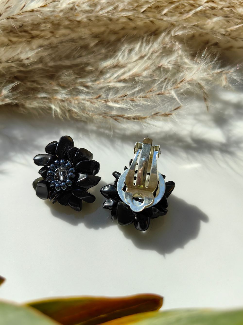 Клипсы "Цветы" ручной работы из бисера с камнем камнем агат и кристаллами Swarovski
