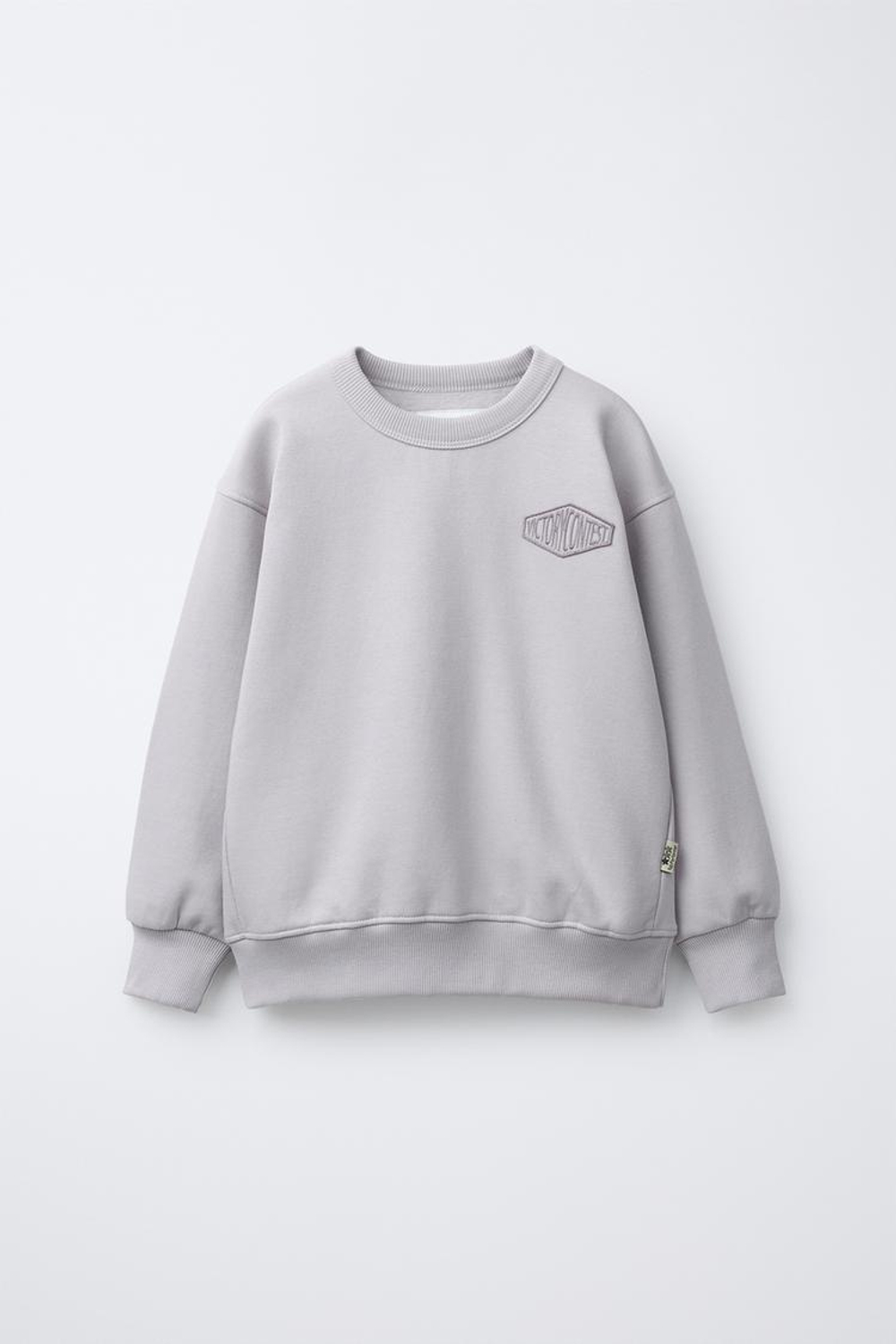 ZARA КОМПЛЕКТ ИЗ ТОЛСТОВКИ И ДЖОГГЕРОВ С ТЕКСТОВЫМ ПАТЧЕМ, ЛИЛОВЫЙ