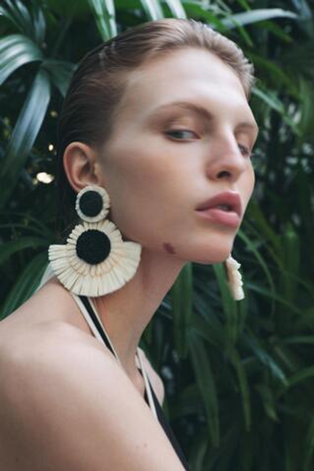 ZARA РЕЛЬЕФНЫЕ СЕРЬГИ-ПОЛУКОЛЬЦА, ЭКРЮ