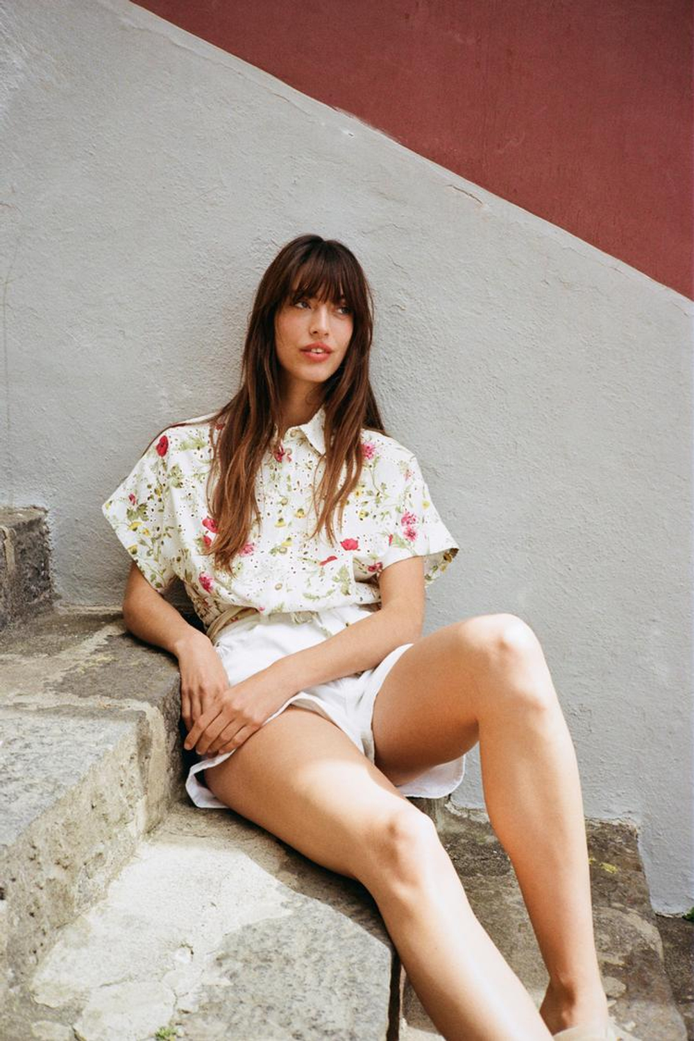 ZARA РУБАШКА ИЗ ТКАНИ С ПРИНТОМ С АЖУРНОЙ ВЫШИВКОЙ, ЭКРЮ/КРАСНЫЙ