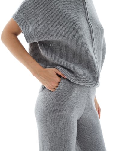 Серый трикотажный костюм с жилетом