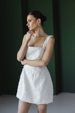 Платье из твида на лямках мини молочное с цветами