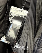 Классическая куртка черного цвета с воротником стойка и глубоким капюшоном