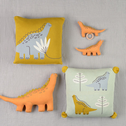 Погремушка хлопковая с деревянным держателем 14х11см Tkano Tiny world Динозавр Toto