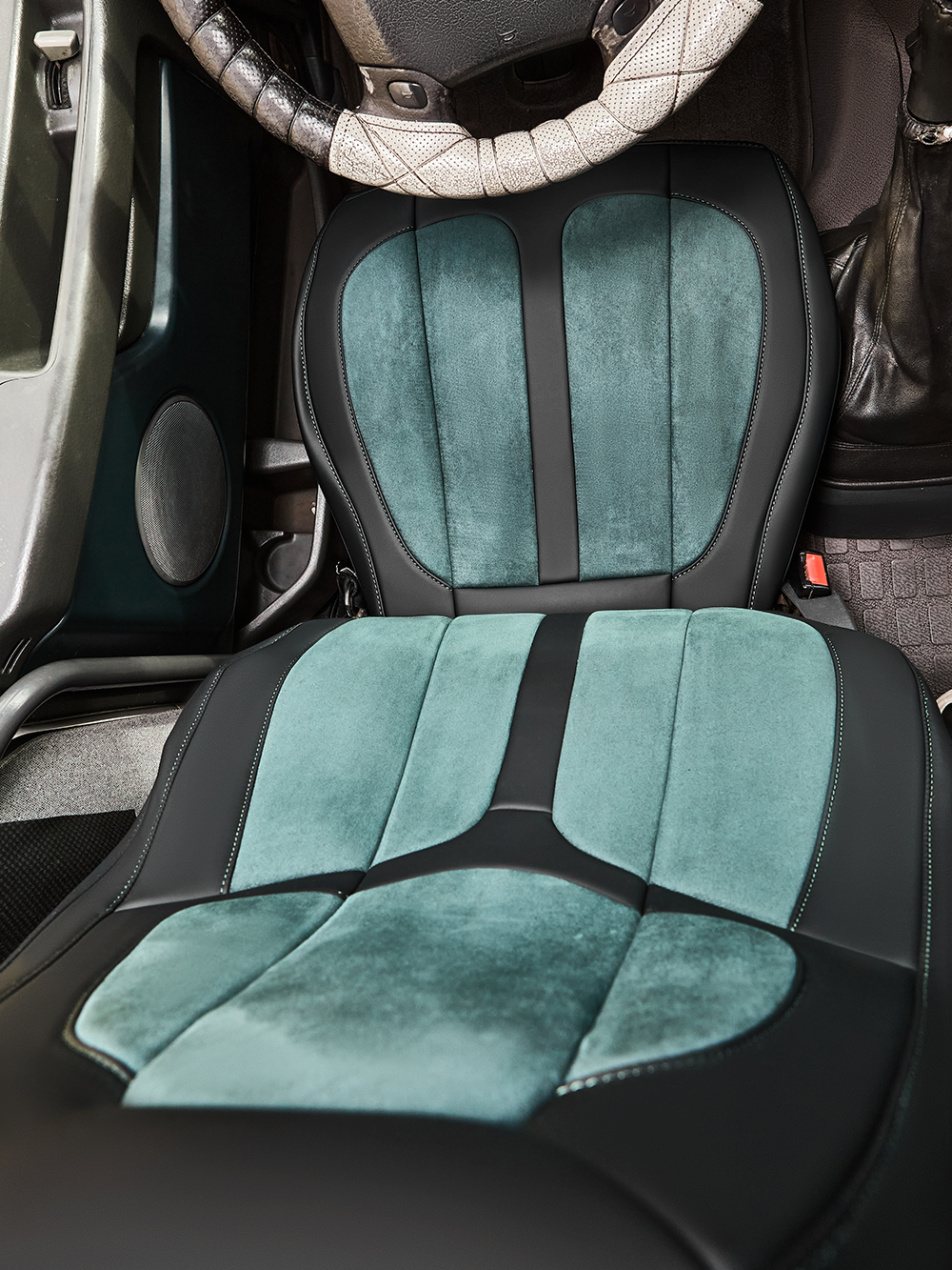 Чехлы Люкс VOLVO FH-13 после 2018 года: водитель от сиденья, пассажир от стойки кабины (один вырез под ремень) (экокожа, черный, зеленая вставка)