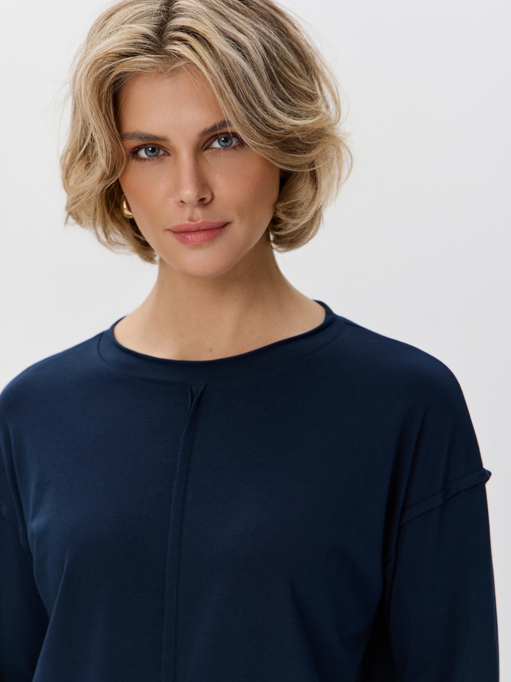 Легкий трикотажный лонгслив со швами наружу