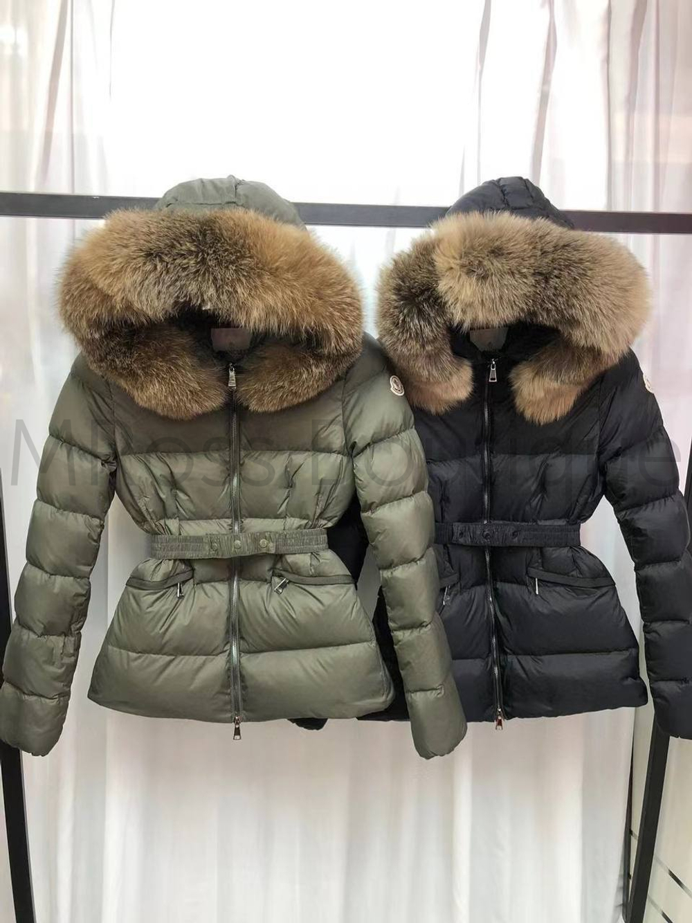 Женский короткий пуховик Moncler (Монклер) с меховой отделкой на капюшоне