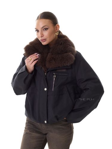 Черная пуховая парка с меховым воротником