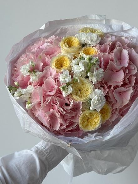 Букет сборный из кустовых пионовидных роз, гортензии, маттиолы и кустовых диантусов