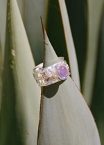 Кольцо «Мозаик» с овальным аметистом кабошон и сердечком белый циркон