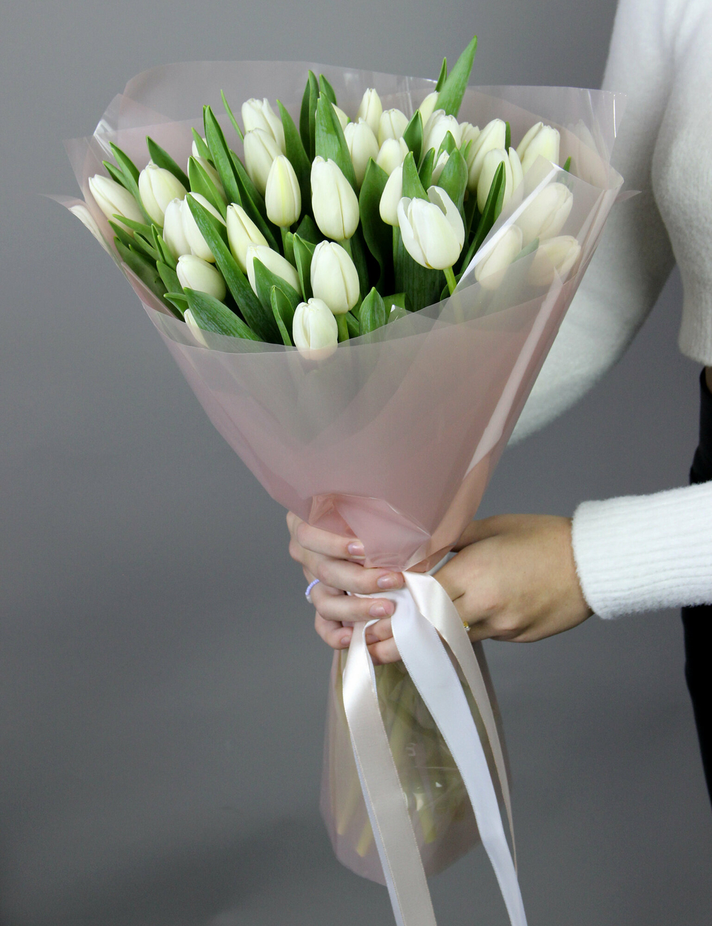 Монобукет из балоснежных , тюльпанов  33 штуки 45 см