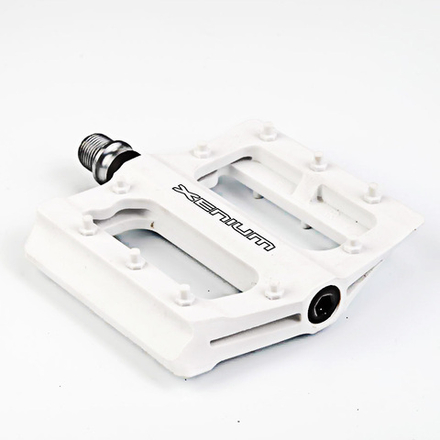 Педали Xenium P-12 пром. подш. шипы пластик 324гр White