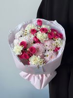 Букет из кустовых роз в ярком оттенке, ромашки, диантусов и хризантемы