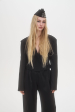 Укороченный приталенный жакет