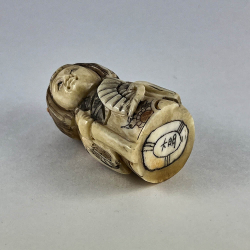 Статуэтка нэцкэ Девушка с веером