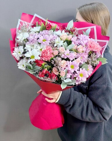 Авторский букет в бело-красной гамме