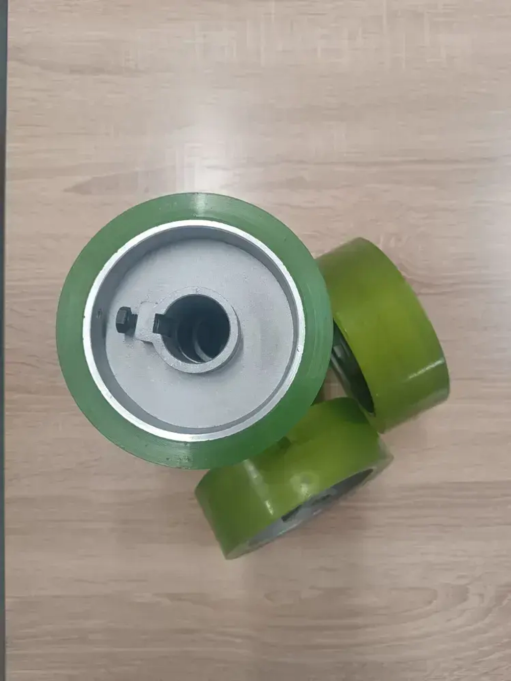 Ролик прижимной полиуретановый для четырехстороннего станка, размер 140х35х50мм (зелёный)