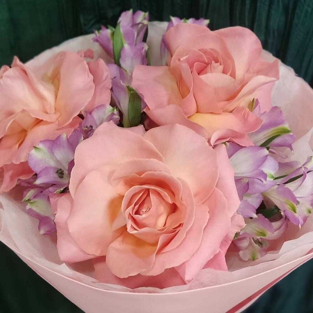 Букет из 3 французских роз с альстромерией