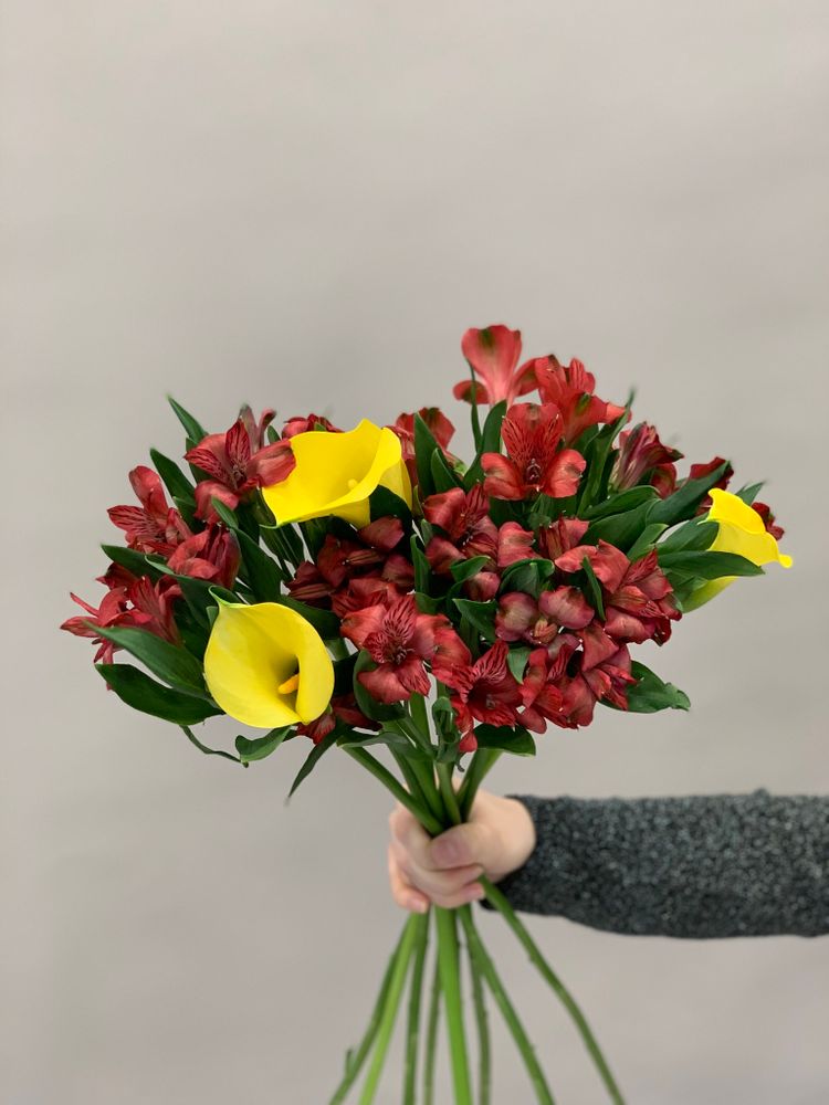 Букет цветов Каллы с альстромерией