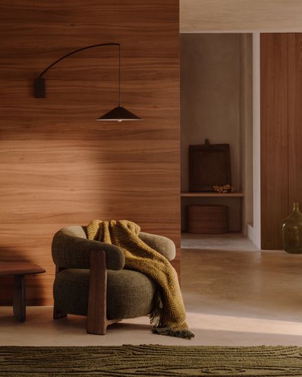 Granite Кресло из зеленого шенилла и массива ясеня в отделке орех Испания Lа Forma