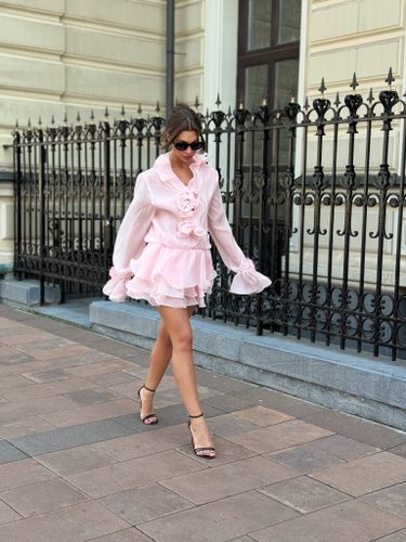 Розовое шифоновое платье-блузка с брошами