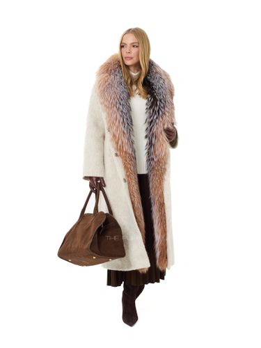 Утепленное молочное пальто с мехом лисы