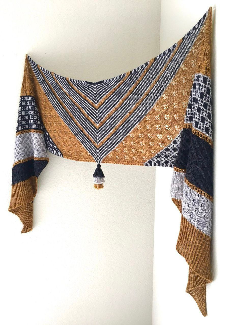 Описание по вязанию шали спицами "Festival"