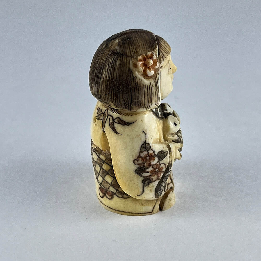 Статуэтка нэцкэ Девочка с фруктами