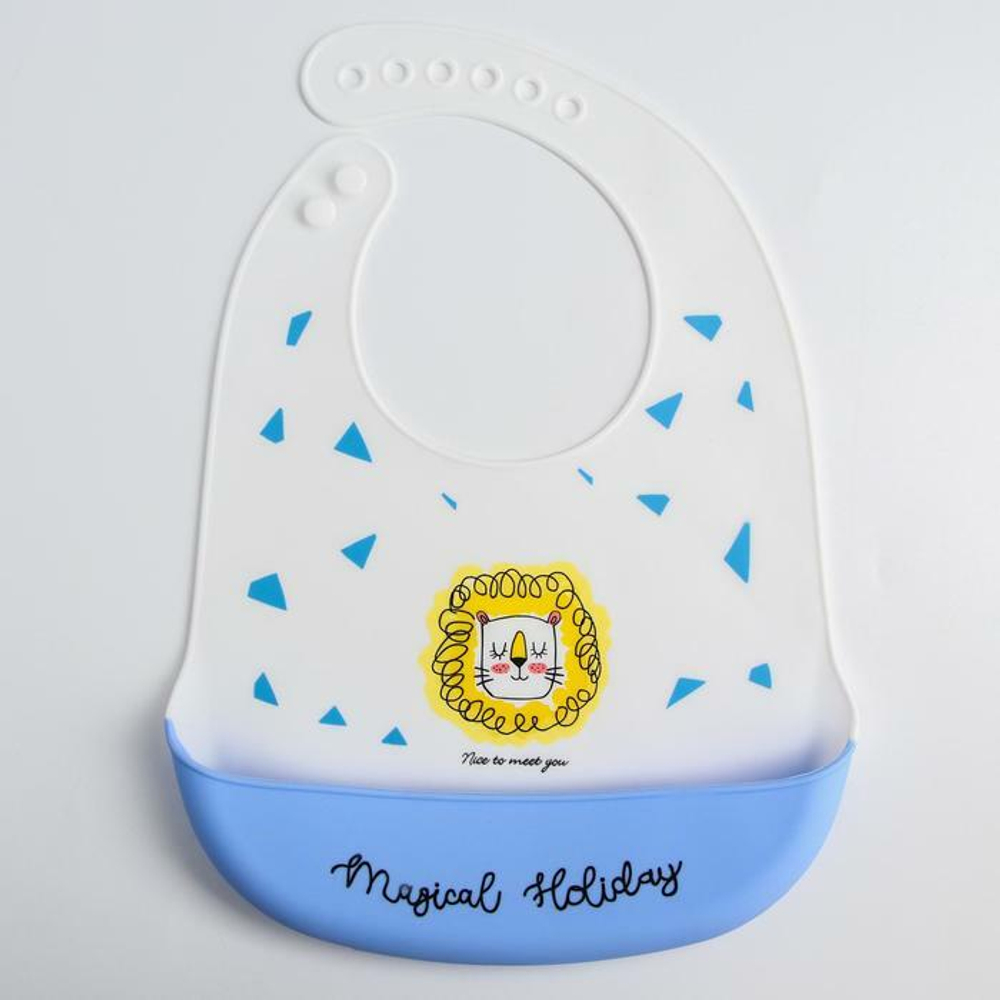 5385565 Нагрудник силиконовый, на кнопках, с карманом «Лев», цвет белый/голубой